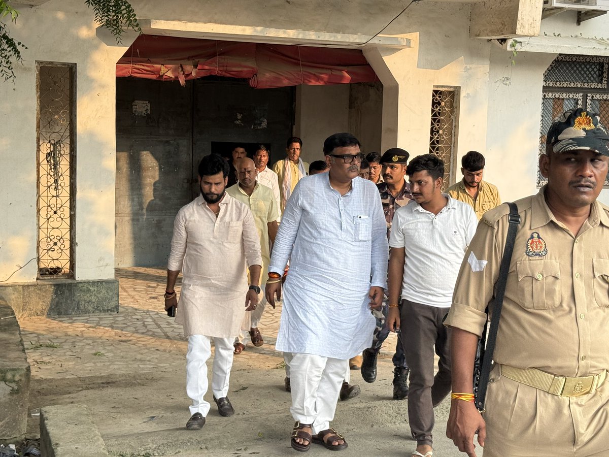 SubratPathak12's tweet image. बिधूना विधानसभा में भाजपा के वरिष्ठ नेता पूर्व विधानसभा अध्यक्ष श्री धनी राम वर्मा जी के पुत्र श्री गुड्डू वर्मा जी के पुत्र का पिछले दिनों रुस में निधन हों गया  था आज उनके आवास पहुँच कर परिजनों को सांत्वना दी और मृतक की आत्मा की शांति हेतु ईश्वर से प्रार्थना की ।