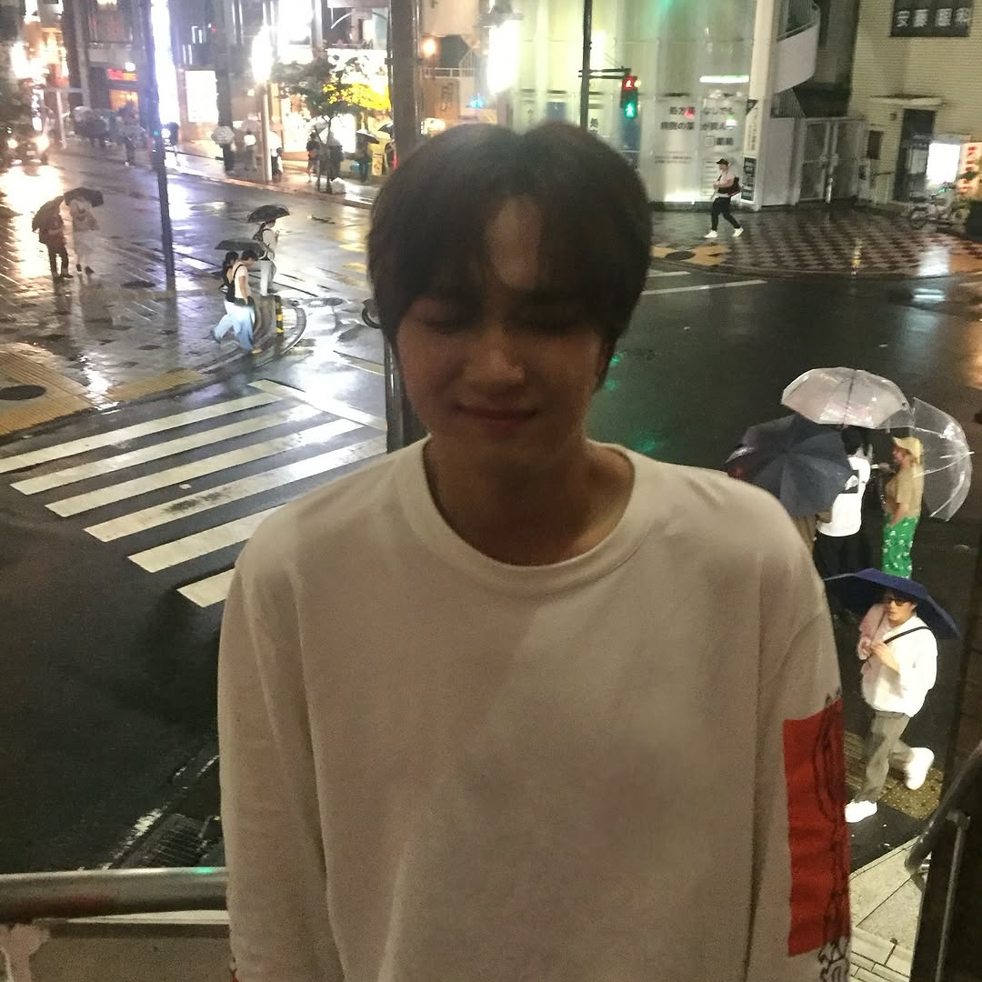 hawwo semuwanyah — ! meski ujan, athu tetap suwkka keluar cayii udara segar >< aslina ini neomu neomu dingiiiinnn huhuhu ㅠㅠ tapi tidak apa, karena banyak orang yang menikmati dinginnya malam ini ㅋㅋㅋ (⁠≧⁠▽⁠≦⁠)