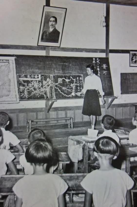 Discovery_CN's tweet photo. 1950年，台湾小学的课堂。 https://t.co/4A7JKRyC5z