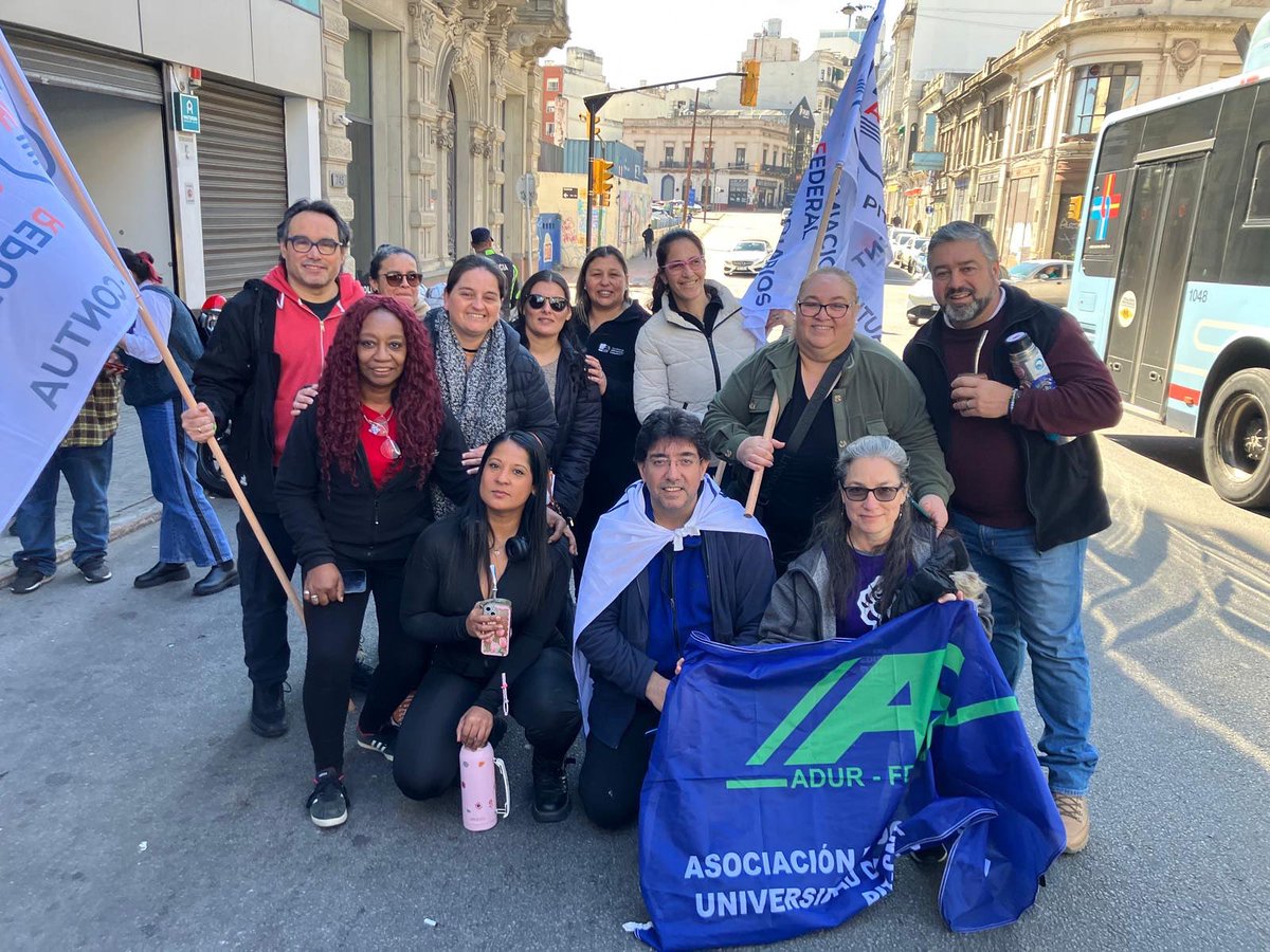 27/08. Concentración de la Intergremial Universitaria en la DINATRA ✊

¡Nos seguimos moviendo por el presupuesto universitario!

𝗣𝗼𝗿𝗾𝘂𝗲 𝗶𝗻𝘃𝗲𝗿𝘁𝗶𝗿 𝗲𝗻 𝗲𝗱𝘂𝗰𝗮𝗰𝗶𝗼́𝗻 𝗽𝘂́𝗯𝗹𝗶𝗰𝗮 𝗲𝘀 𝗶𝗻𝘃𝗲𝗿𝘁𝗶𝗿 𝗲𝗻 𝗲𝗹 𝗽𝗮𝗶́𝘀.
👉 𝗬 𝗲𝘀 𝘀𝗮𝗯𝗲𝗿 𝗰𝘂𝗺𝗽𝗹𝗶𝗿