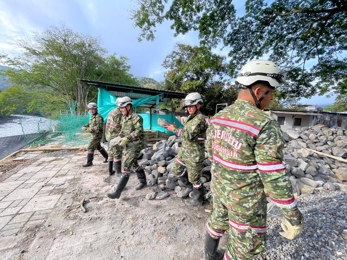 Ingenieros_EJC's tweet image. Soldados de la Brigada de Atención y Prevención de Desastres, avanzan en la construcción de gaviones en el sector del barrio Pueblo Viejo en Utica, #Cundinamarca, con el objetivo de proteger la  comunidad 👥, mitigar el riesgo de desastres y mejorar la calidad de vida de sus…
