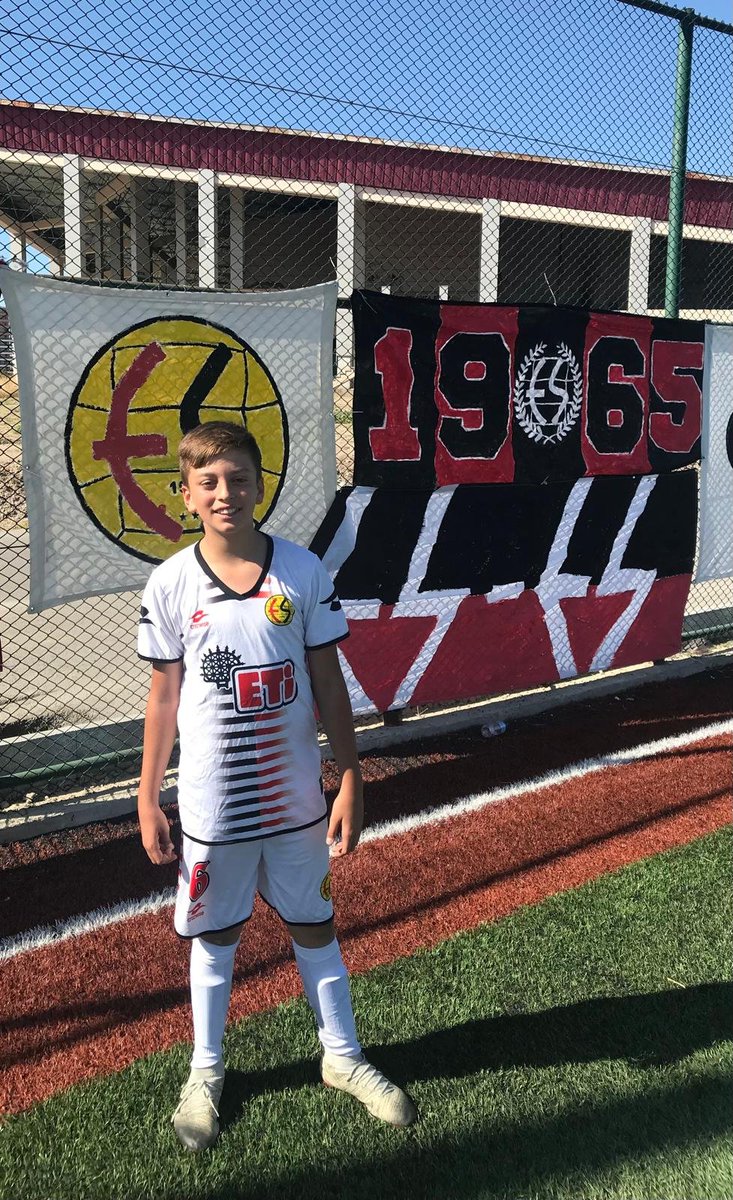 Deplasman otobüsünde uyuyakaldı.
Pankart boyadı.
Sevindiği kadar gözyaşı döktü.
Ve çok çalıştı.
Hayallerini süsleyen Siyah - Kırmızı formayı giyebilmek için çok çalıştı ve bugün hayalleri gerçek oldu.
Tebrikler <a href="/ArdaBaran_Cubuk/">ArdaBaranÇubuk</a> , teşekkürler <a href="/Muharrem_Cubuk/">Muharrem Çubuk</a>