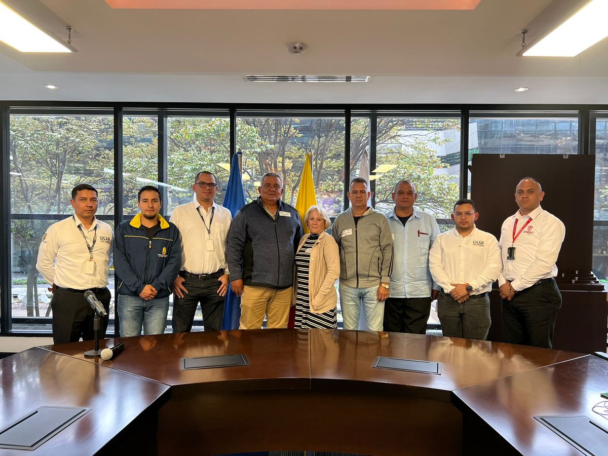 UNGRD's tweet photo. #ProgramaUSAR | En articulación con @DNBomberosCol recibimos la visita de líderes del cuerpo de bomberos de La Habana, Cuba 🇨🇺.
La visita tuvo como fin conocer el Programa Nacional de Búsqueda y Rescate de la UNGRD y el proceso USAR de Colombia, dentro del cual se habla de acreditación nacional y clasificación, temas reconocidos a nivel internacional que servirán para fortalecer su propio proceso.
👉🏼 Además, recorrieron el @magma_museo interactivo de gestión del riesgo.
¡Seguimos aportando al fortalecimiento de la búsqueda y rescate en la región!