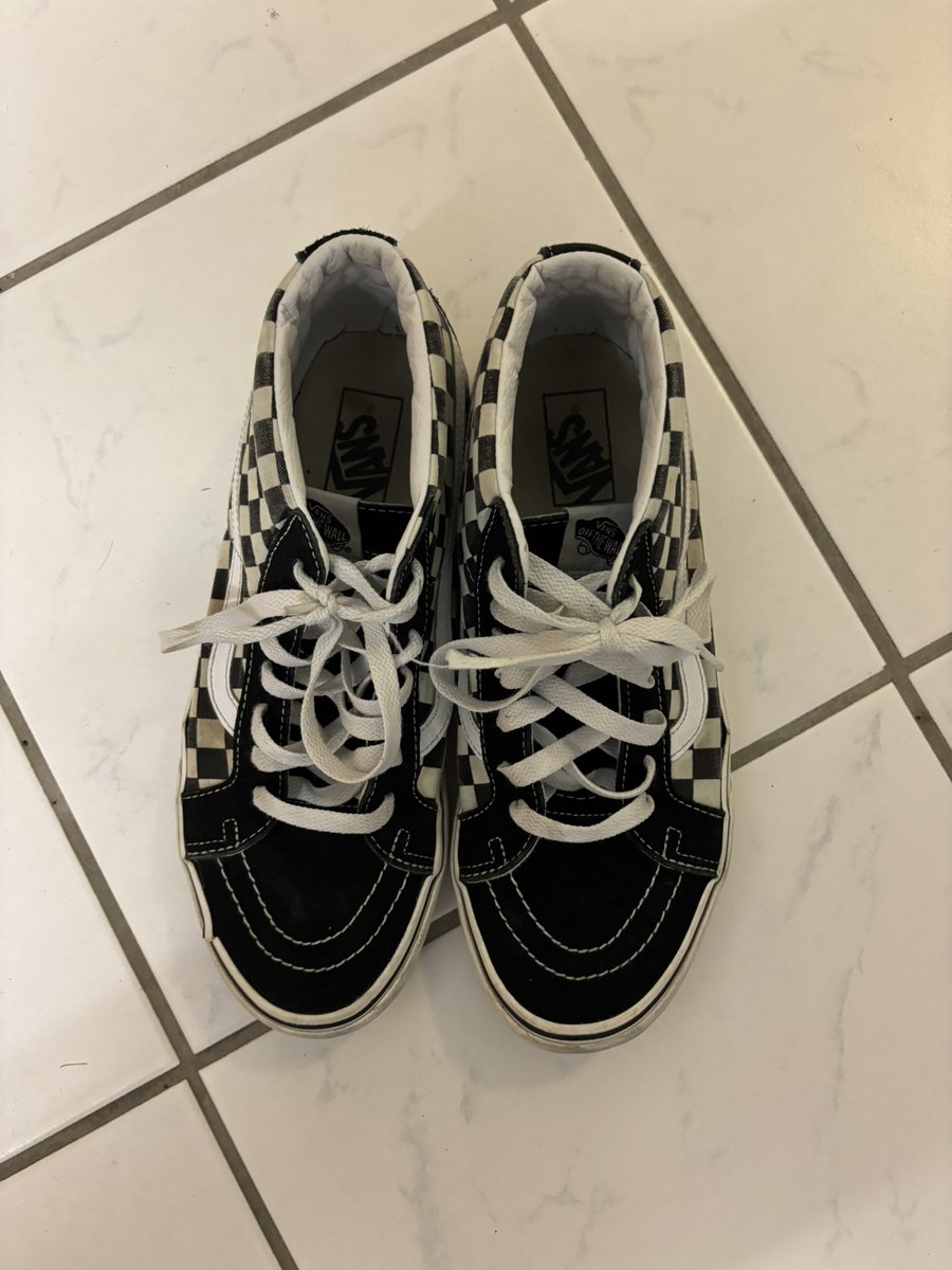 MasterDev1n's tweet image. Durchgetragene &amp;amp; Müffelnde Alpha Gym Schuhe zu verkaufen 
Größe 43
Dreckig, Benutzt, Riechen und Stinken nach Schweiß!
Meldet euch ihr Pi$$er !