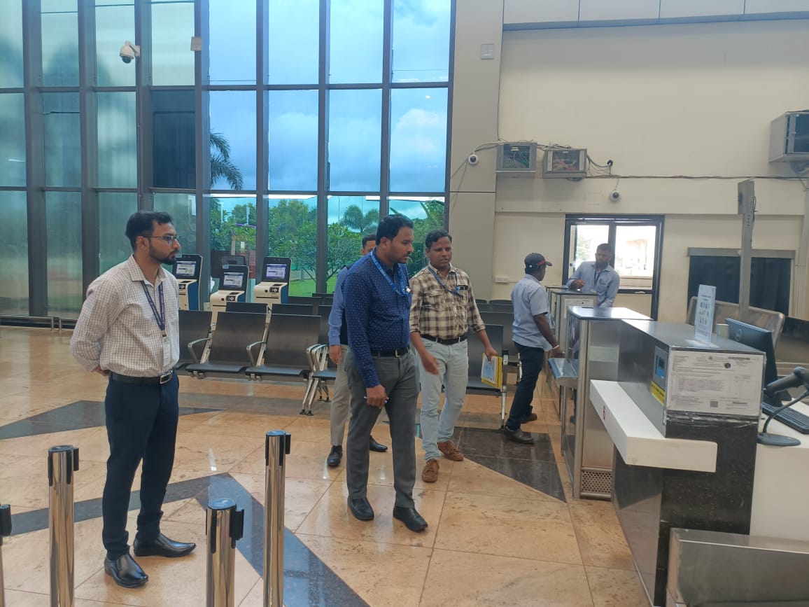 aaiblgairport's tweet image. Accuracy check! ✅ DGCA official conducted a spot inspection of weighing machines at #BelagaviAirport, ensuring they're calibrated, accurate and functioning perfectly. We are committed to ensure seamless and hassle-free travel experience. 🛫#PassengerExperience