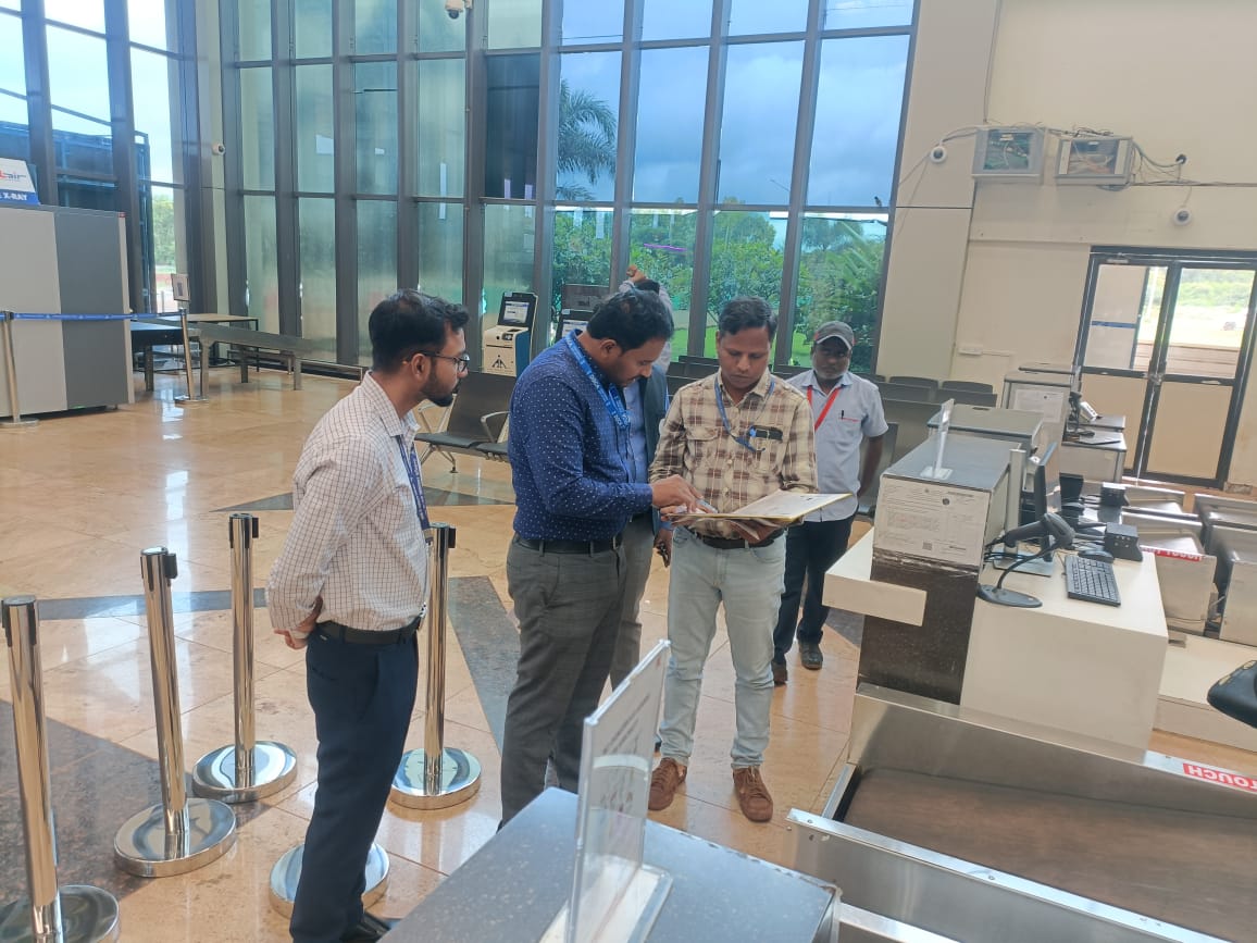 aaiblgairport's tweet image. Accuracy check! ✅ DGCA official conducted a spot inspection of weighing machines at #BelagaviAirport, ensuring they're calibrated, accurate and functioning perfectly. We are committed to ensure seamless and hassle-free travel experience. 🛫#PassengerExperience