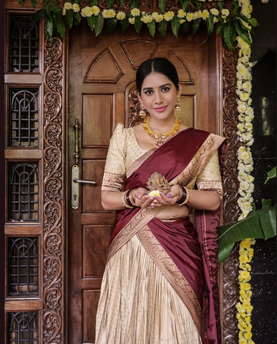 NabhaNatesh's tweet image. ಎಲ್ಲರಿಗೂ ಗಣೇಶ ಚತುರ್ಥಿ ಹಾರ್ದಿಕ ಶುಭಾಶಯಗಳು .
అందరికీ హార్దిక వినాయక చవితి శుభాకాంక్షలు .
அனைவருக்கும் இனிய விநாயகர் சதுர்த்தி நல்வாழ்த்துக்கள்.
Wishing you all a very Happy Ganesh Chaturthi ❤️
#GaneshChaturthi2025 #VinayakaChaturthi2025