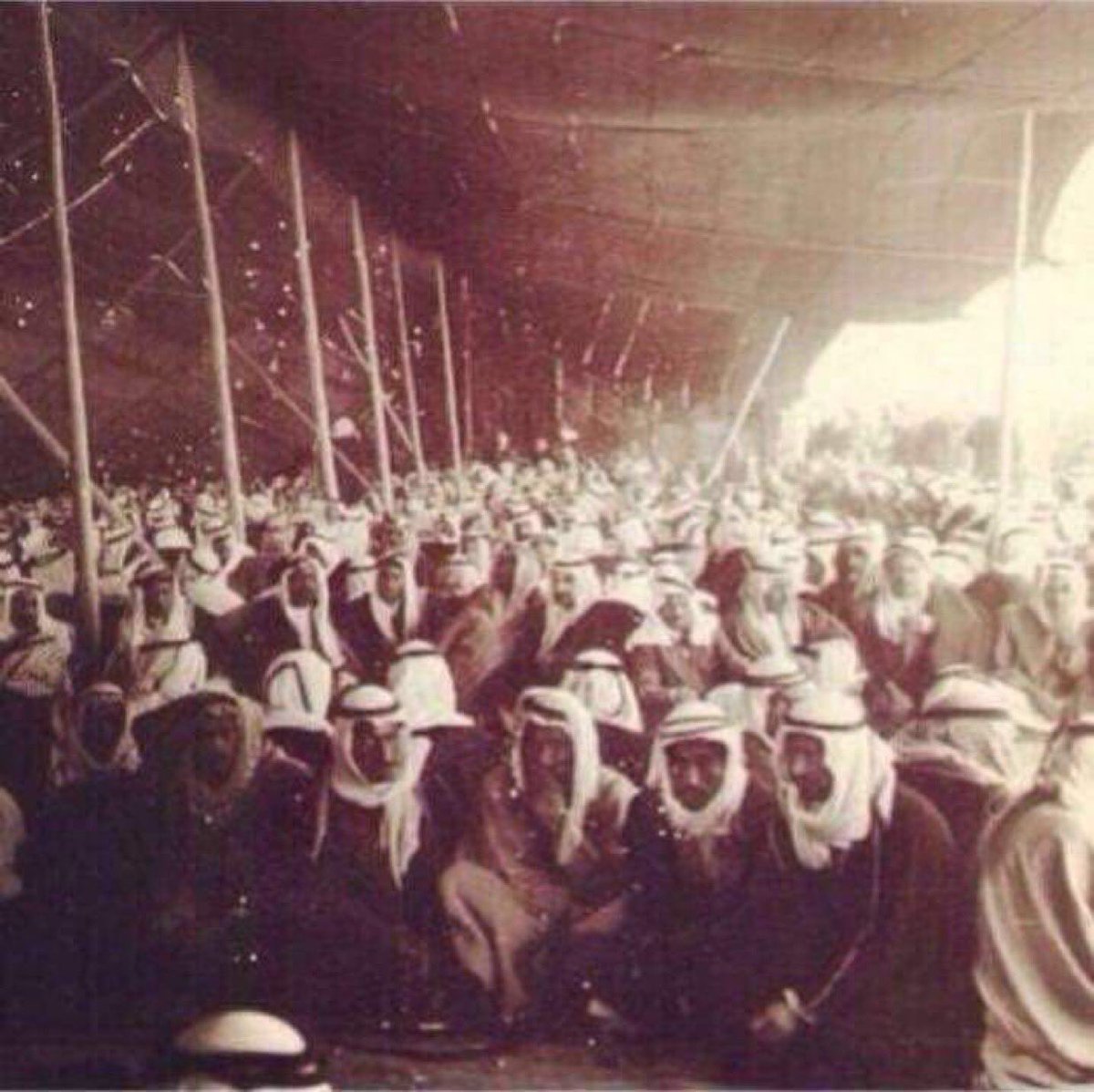 ""منو اكرم ابن مهيد ولا الجربا؟"

هكذا جاء السؤال في مجلس الشيخ عبدالكريم الجربا ابوخوذة

"اذا تم مدح ابن مهيد كأن حنا الممدوحين
مايتضايق من مدح الشيوخ والاجواد الا الناقص"

رد الفارس والشاعر محدى الهبداني في مضيف الجربا؟

جاء رجل بمضيف عبدالكريم الجربا بوخوذة وسأل هذا الرجل