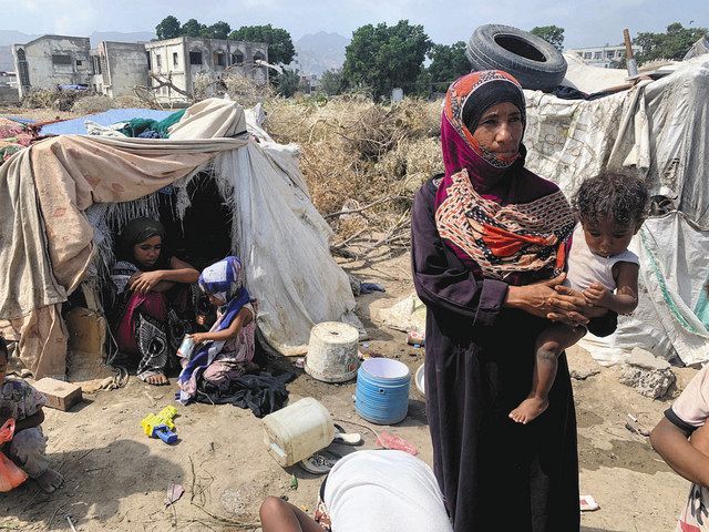 اولاد الاعاشة يبررون خيانتهم بذرائع ساقطة، مثل بيوت تهدمت وكأن تهدم بيوت الداخل لم يأتِ على الجميع. المواطن الحقيقي الذي ما يزال يعيش بلا مأوى ولا قوت يومه، أشرف منهم جميعًا. أما هم فقد اختاروا طريق الترف والجبن، ثم عادوا بوجوه وقحة يتحدثون باسم قضية لا يعرفون منها إلا العنوان