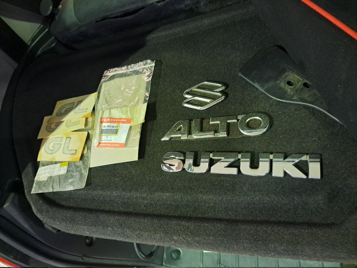 GLステッカーはアルト納車前に既に押さえていたデッドストックで(eBayで買った)、6年振りに日の目を見たという…

𝑺𝑼𝒁𝑼𝑲𝑰 𝑰𝑵𝑻𝑬𝑹𝑵𝑨𝑻𝑰𝑶𝑵𝑨𝑳 𝑬𝑼𝑹𝑶𝑷𝑬 
𝑴𝑨𝑫𝑬 𝑰𝑵 𝑬𝑵𝑮𝑳𝑨𝑵𝑫に𝑺𝑼𝒁𝑼𝑲𝑰.𝑪𝑶.𝑼𝑲を感じてください
