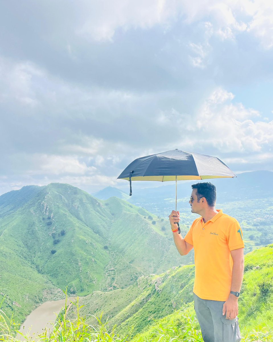 अभिमान कहता है- किसी की जरूरत नहीं.. अनुभव कहता है- धूल की भी जरूरत पड़ेगी...!
#nature #countryside #Rain #rainyseason