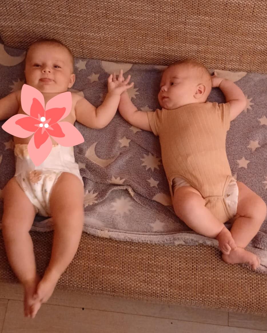 ❤️ ❤️ ❤️ W Domu dla Samotnej Matki "Mamy dom", który prowadzimy jako <a href="/fmalychstopek/">Fundacja Małych Stópek</a> przyjaźń kwitnie na całego od małego 🙂 👣 Mówią też, że przyjaźń zaczyna się później... oni zaczynają już w pieluchach 🙂