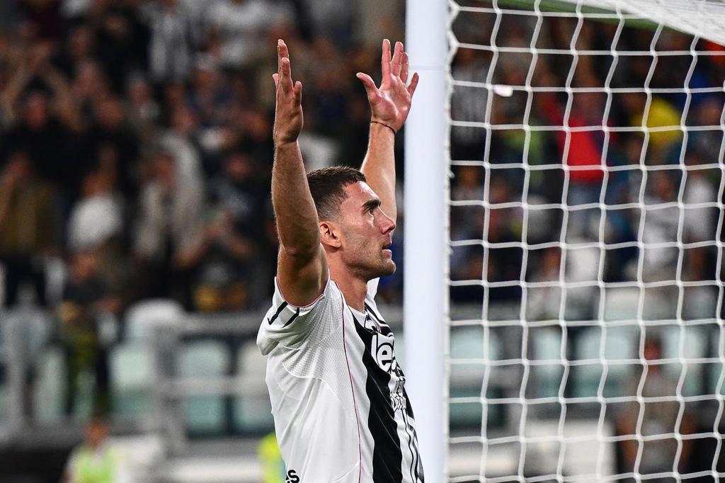 _cibi99_'s tweet image. 🚨🔥 Entra nel vivo la pista #Vlahovic - #Milan, i contatti tra #Ristic e i rossoneri sono confermati. Poi si passerà alla #Juventus, che attende speranzosa. #Arokodare (e possibili sorprese) restano in lista, ma DV9 è la prima scelta di #Allegri, che vuole essere accontentato.