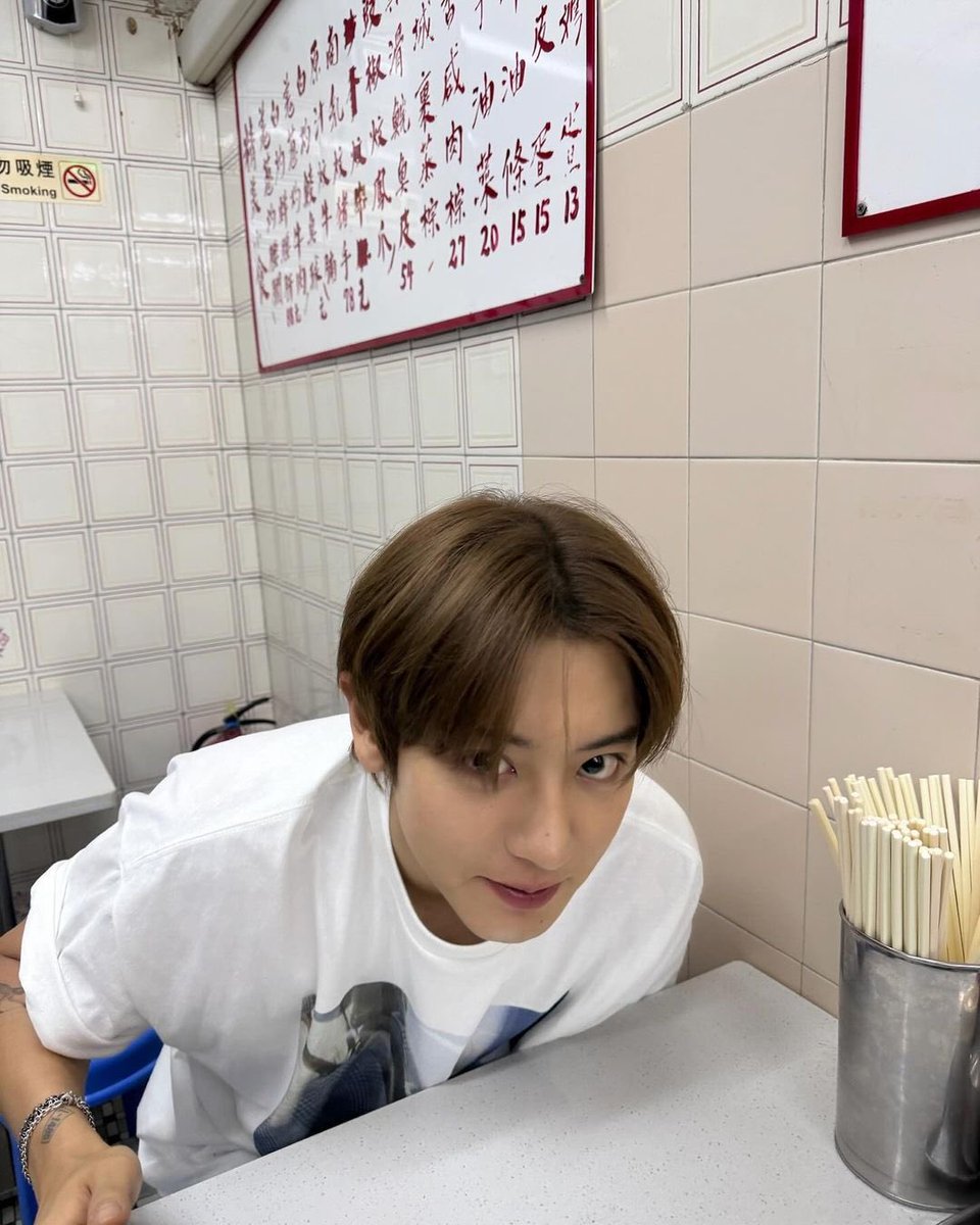 Let’s start celebrating our Chanyeol’s first solo debut anniversary by trending the below hashtags!🔥

Can we get 100 replies under this post?

#CHANYEOL_1YearWithBlackOut
#찬열아_솔로데뷔_1주년축하해