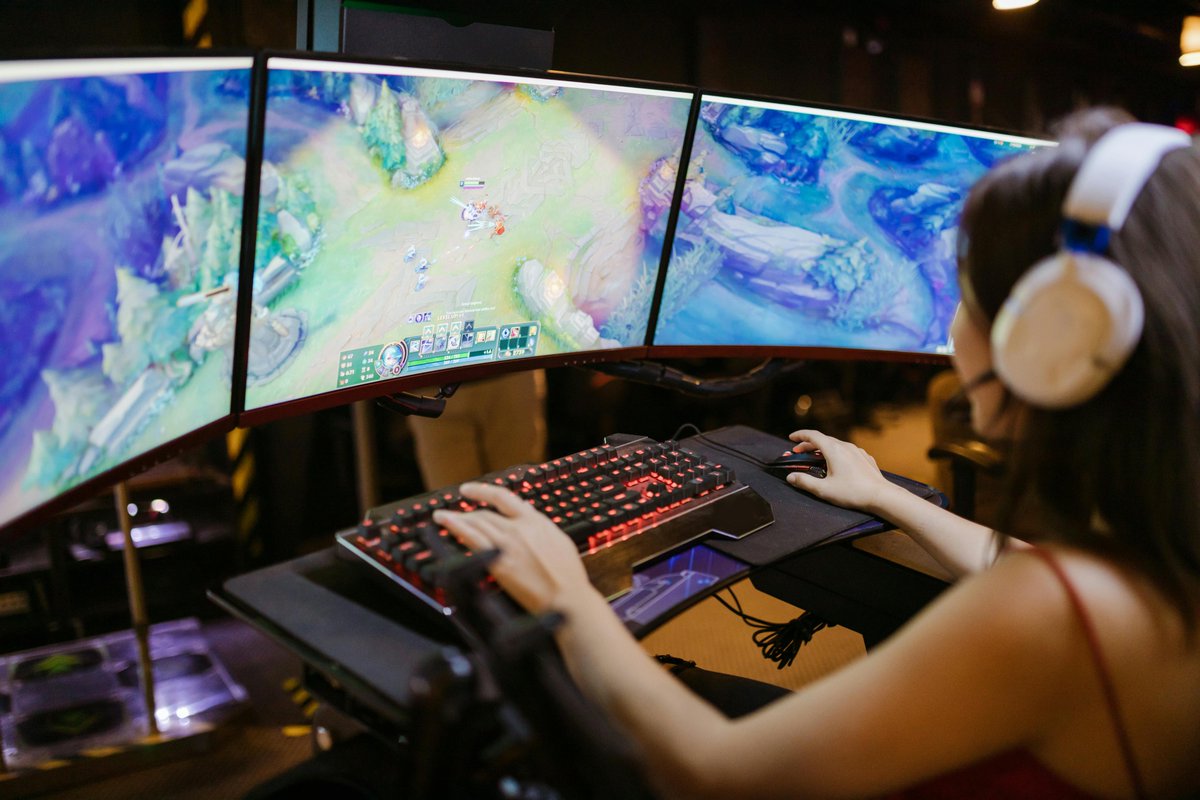 Minimalist but deadly — sometimes less is more. 🎯 A clean desk, a mechanical keyboard, and your favorite game loaded up. What’s your go-to setup style? #CleanSetup #GamingEssentials