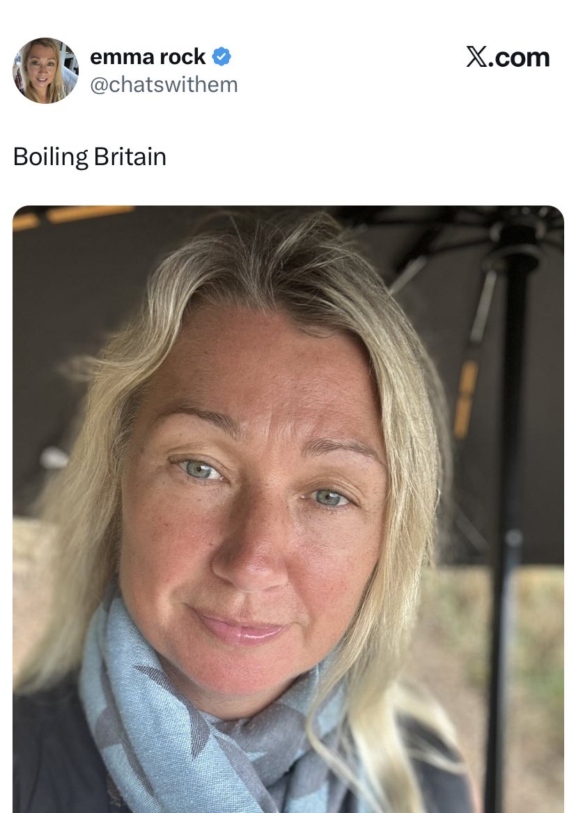 Pretending it’s scarf weather 😆
Such a div.