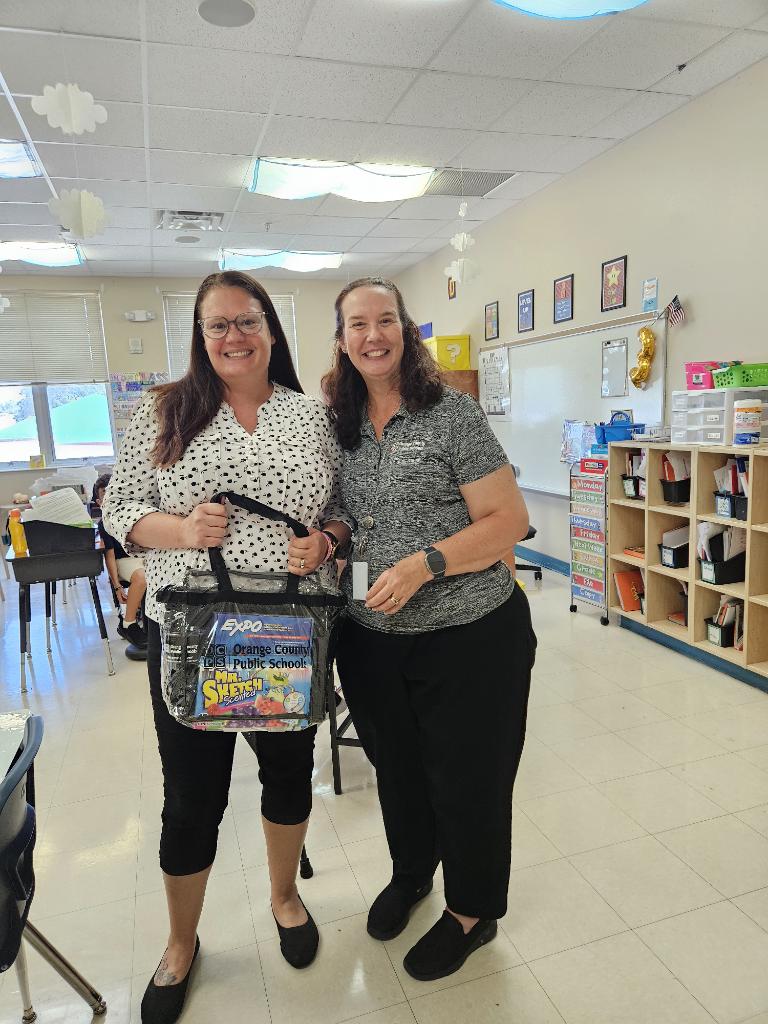 ClentonMartin's tweet image. Today @dreamlakeapopka Ms. Woods from OCPS Talent Acquisition stopped by to congratulate our senior intern, Mrs. Dunphy, who&apos;s teaching 3rd Grade ELA.🍎  Mrs. Dunphy will graduate from Rollins College this December. 🎓💙💛 #OCPS #DLEProud #FutureEducator