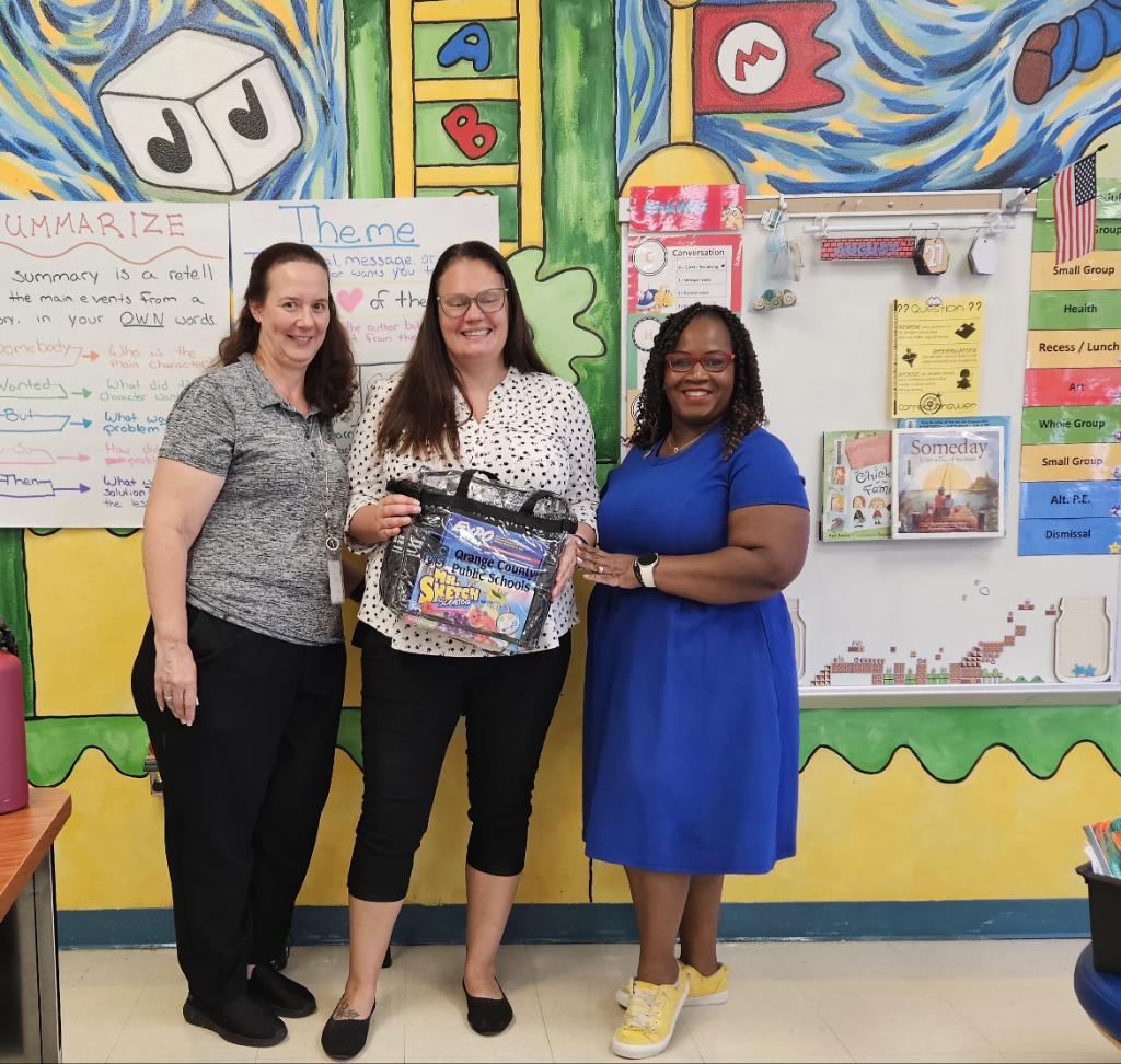 ClentonMartin's tweet image. Today @dreamlakeapopka Ms. Woods from OCPS Talent Acquisition stopped by to congratulate our senior intern, Mrs. Dunphy, who&apos;s teaching 3rd Grade ELA.🍎  Mrs. Dunphy will graduate from Rollins College this December. 🎓💙💛 #OCPS #DLEProud #FutureEducator