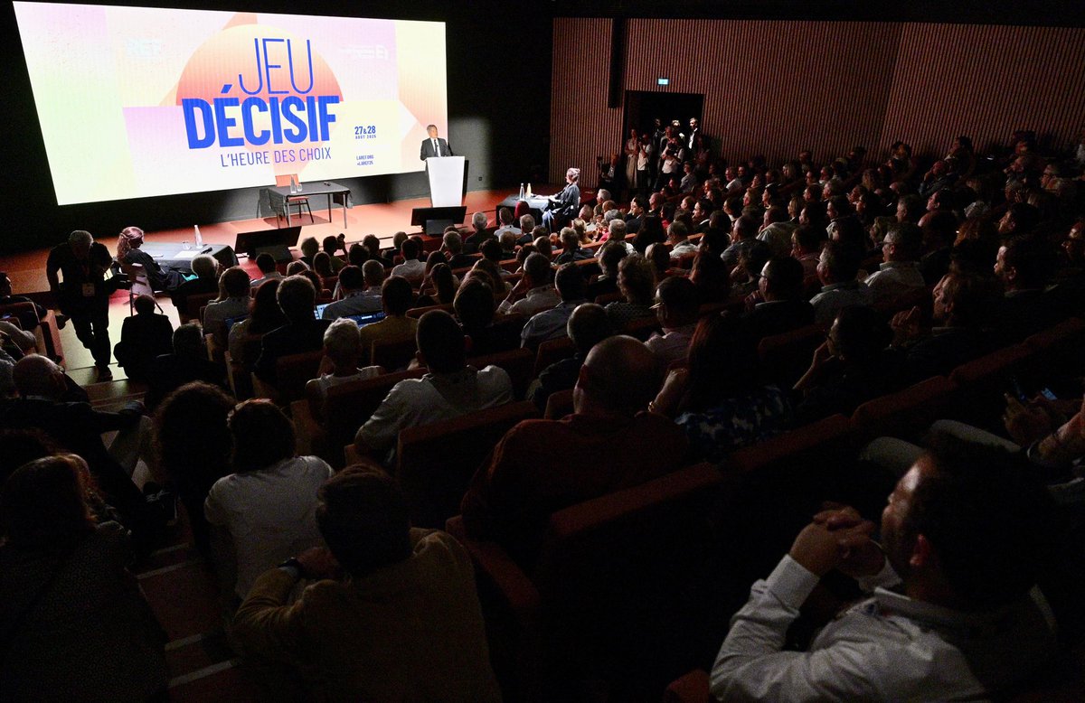 GDarmanin's tweet photo. Devant les entrepreneurs de France réunis par le @medef pour introduire le « procès fictif de l’entreprenariat ». J’ai rappelé la nécessaire stabilité réglementaire et la simplification que mon ministère met en œuvre pour contribuer au développement de nos entreprises et de notre économie. 
Le ministère de la Justice doit aider l’économie ! #LaREF25 @Avocats_Paris