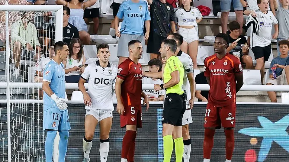 romanbayon's tweet photo. En la 1ª jornada en El Plantío @seludiallo fue a saludar al jugador de Burgos en el área y el árbitro lo expulsó por decir Bona tarda.
#catalanophobia https://t.co/3Z0tlYtGRr