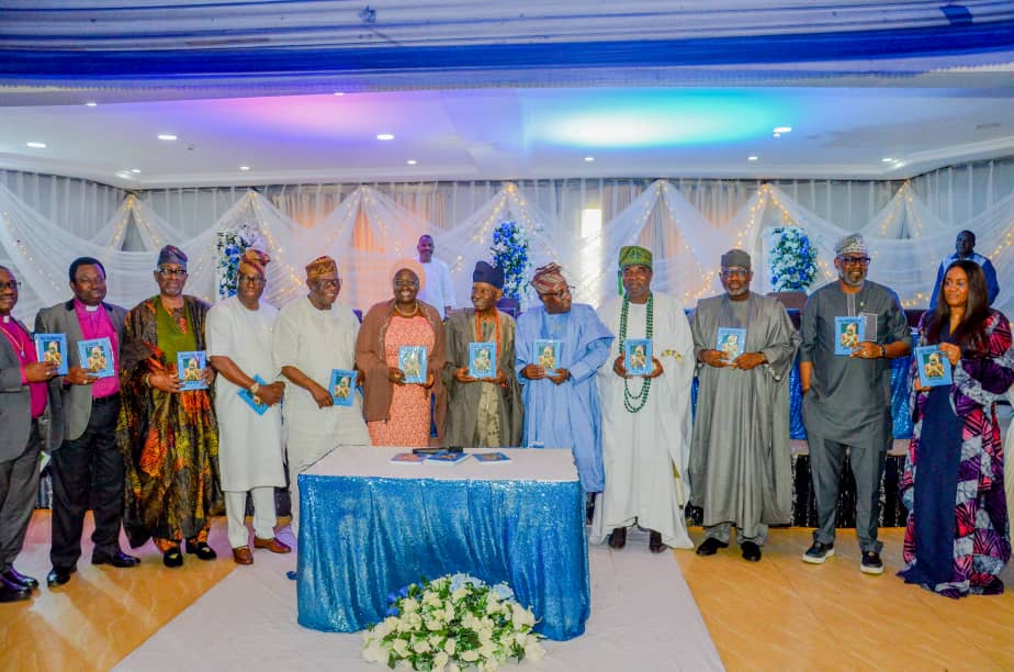 CEAOGUNSTATE's tweet image. Celebrating Olu Okuboyejo at his book launch in Ijebu-Ode - an Ijebu icon, technocrat, strategist, and nation builder whose enduring legacy continues to inspire.