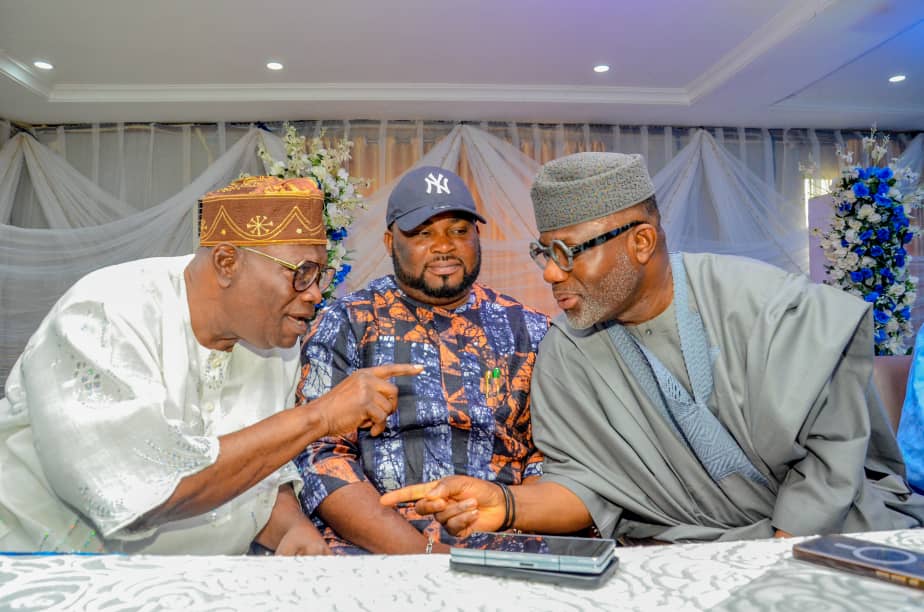 CEAOGUNSTATE's tweet image. Celebrating Olu Okuboyejo at his book launch in Ijebu-Ode - an Ijebu icon, technocrat, strategist, and nation builder whose enduring legacy continues to inspire.