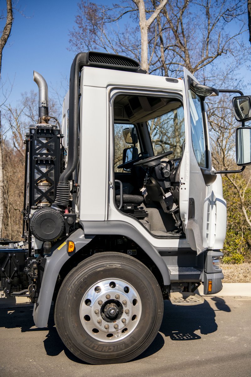 FontaineMod's tweet image. This Peterbilt 220 underwent a dual drive conversion — but with an important distinction:

🔁 This truck started as a left-hand drive from the factory, and we added right-hand steering to give it full dual drive functionality.

🔗 fontainemodification.com.