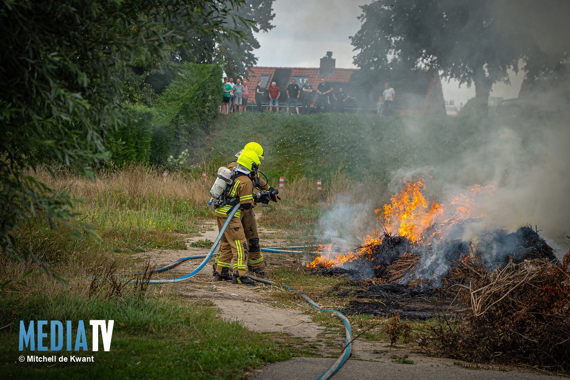 Brand in hooibalen aan de Baden Powellstraat in Ridderkerk