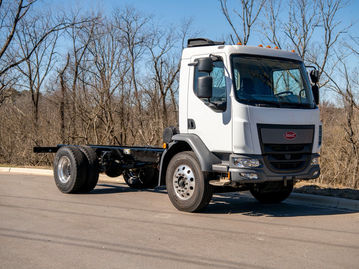 FontaineMod's tweet image. This Peterbilt 220 underwent a dual drive conversion — but with an important distinction:

🔁 This truck started as a left-hand drive from the factory, and we added right-hand steering to give it full dual drive functionality.

🔗 fontainemodification.com.