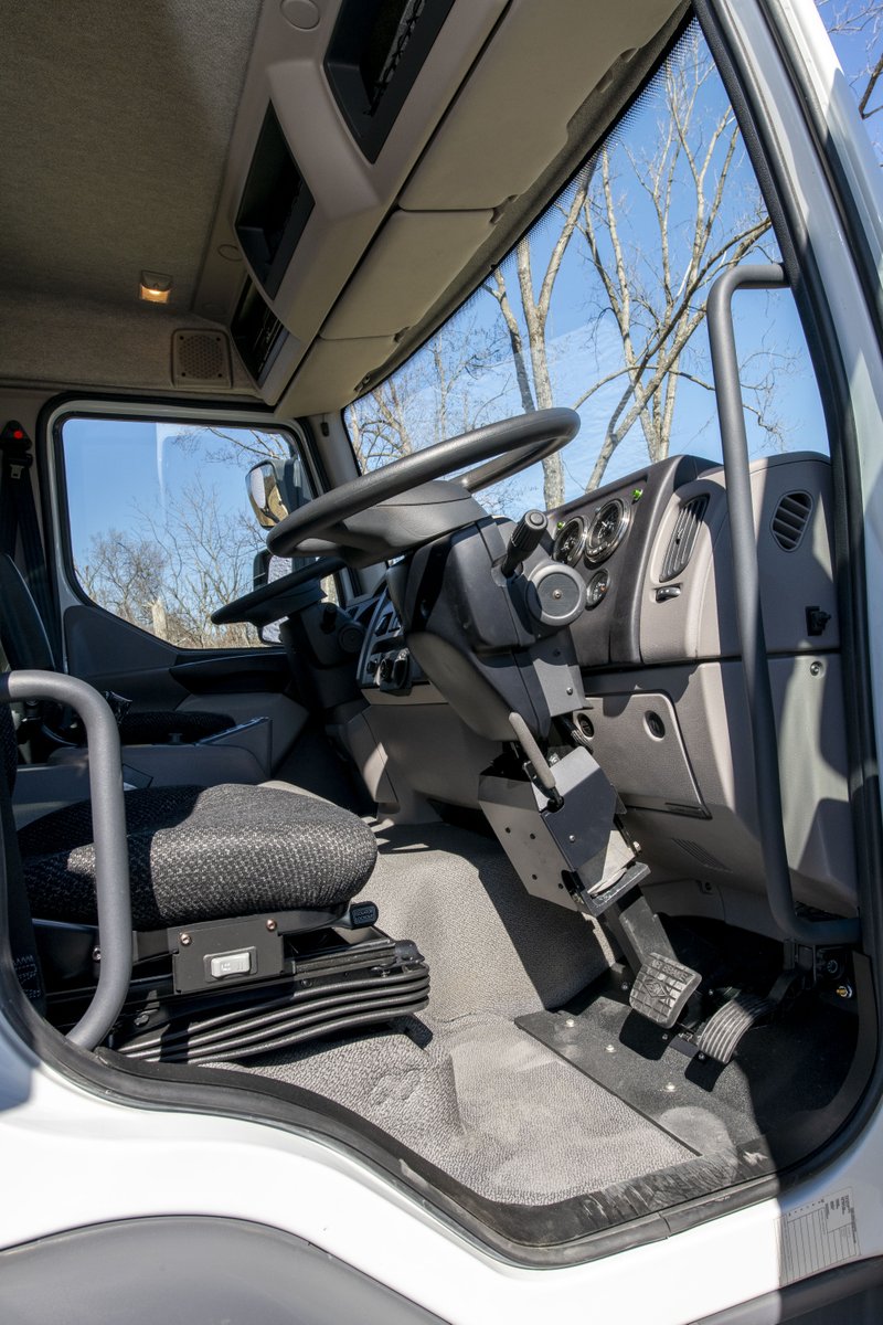 FontaineMod's tweet image. This Peterbilt 220 underwent a dual drive conversion — but with an important distinction:

🔁 This truck started as a left-hand drive from the factory, and we added right-hand steering to give it full dual drive functionality.

🔗 fontainemodification.com.