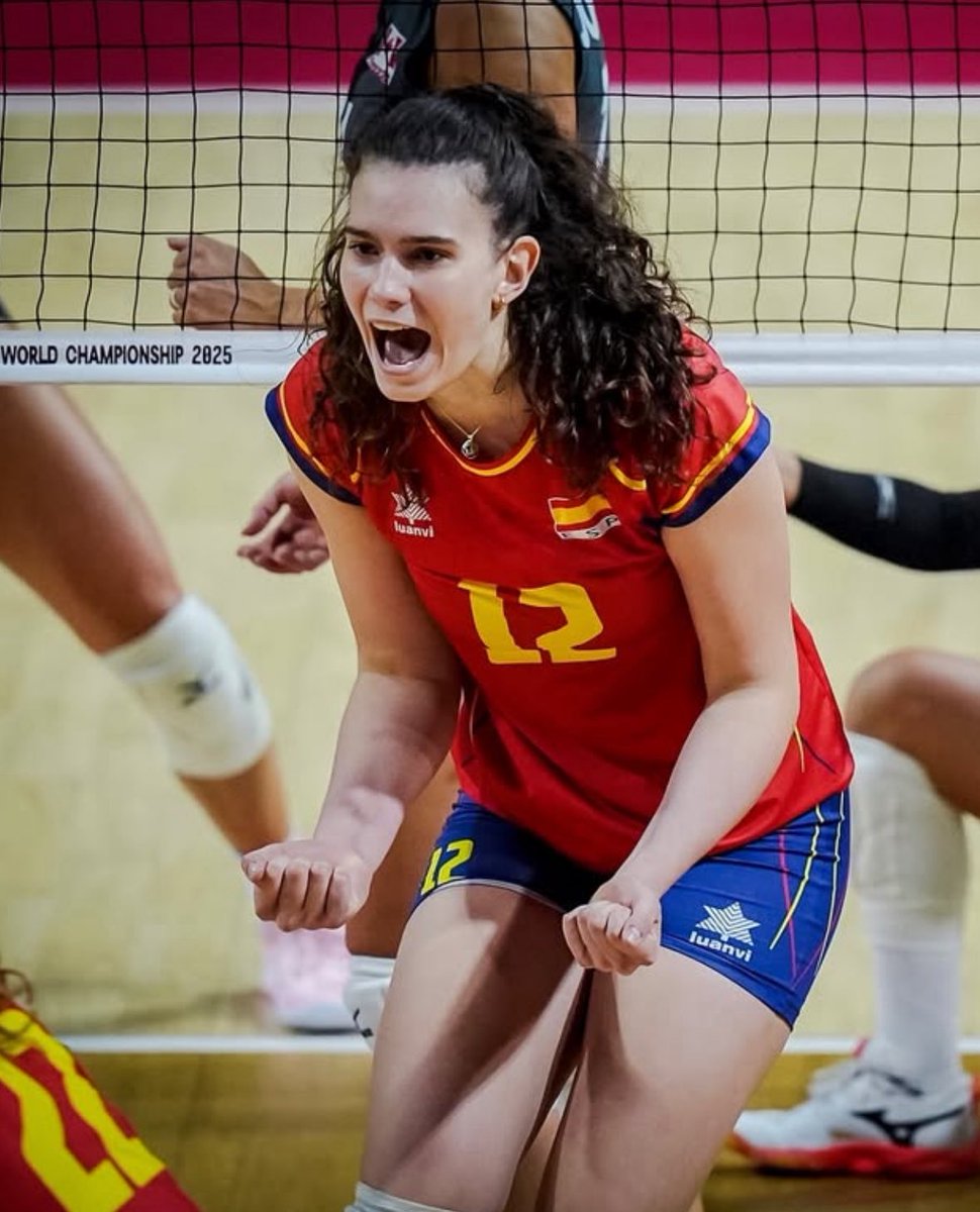 Qué Mundial de Lucía Varela.

• 42 puntos en el Mundial:
- 10 a Turquía
- 16 a Canadá
- 16 a Bulgaria

Siempre TOP3 de máximas anotadoras de la selección española y muy importante en momentos clave.

Sus 22 años y 1,98m de altura son ya el futuro de España.