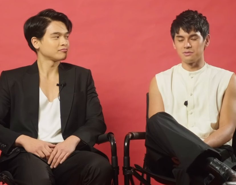 YuGuacMyWorld's tweet photo. Tawang tawa ako dito. Ganito ba pag tinititigan ni crush kailangan nakapikit? HAHAHAHAHAHA
@dustinyuu @VinceMaristela 

#VinTin #dustbia https://t.co/j12DcA9Wd0