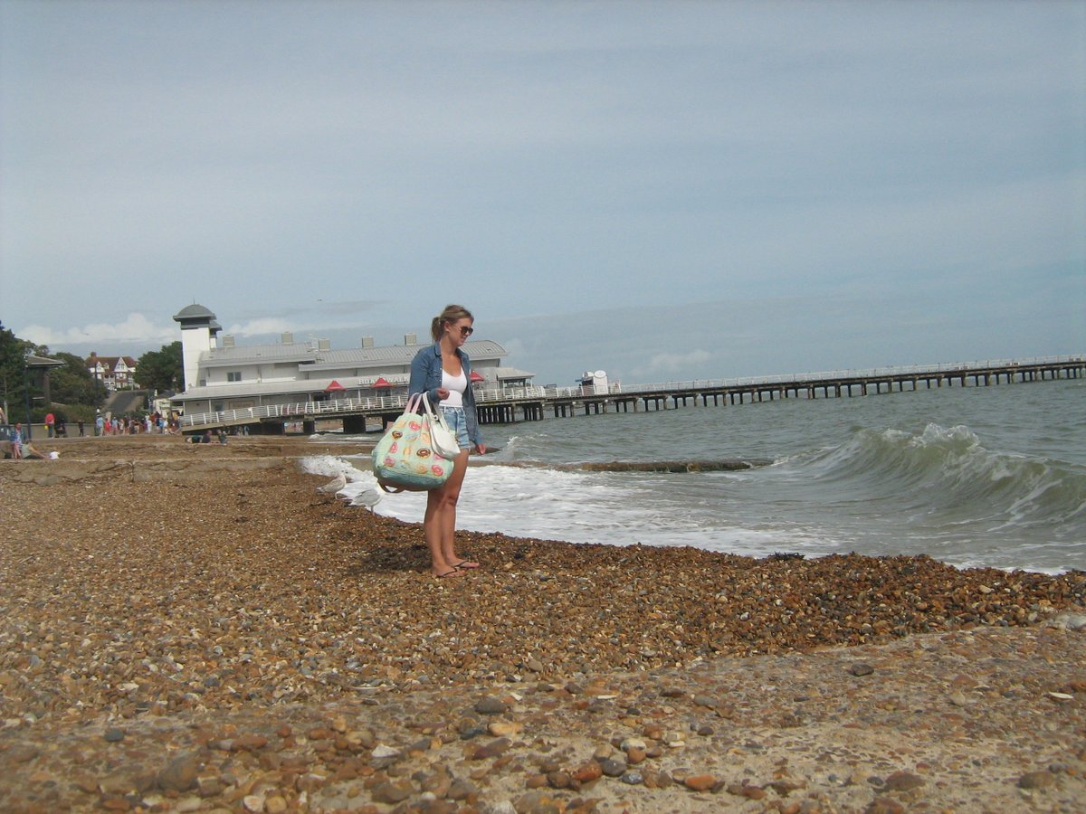 jonnyald's tweet photo. down at Felixstowe beach #surf #shingle #crunching #sounds #beachhuts #cries #lifesgreat #suffolk #coast https://t.co/0yS8ECMGOn