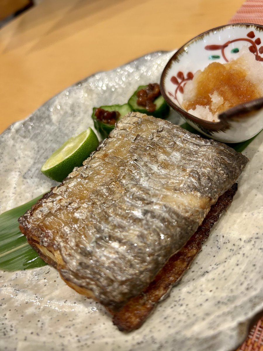 4fF5ZP14SSbbrFI's tweet photo. 本日の酔い時間は浜町駅　味蕾。
太刀魚塩焼き、塩をきりっと利かせ、潤いある身を引き締めています。身はふわりで、噛み締めると染み出す塩味が上質です。
#浜町駅居酒屋 #浜町駅太刀魚 #太刀魚 #foodporn #cutlassfish https://t.co/BwZEImvBPi