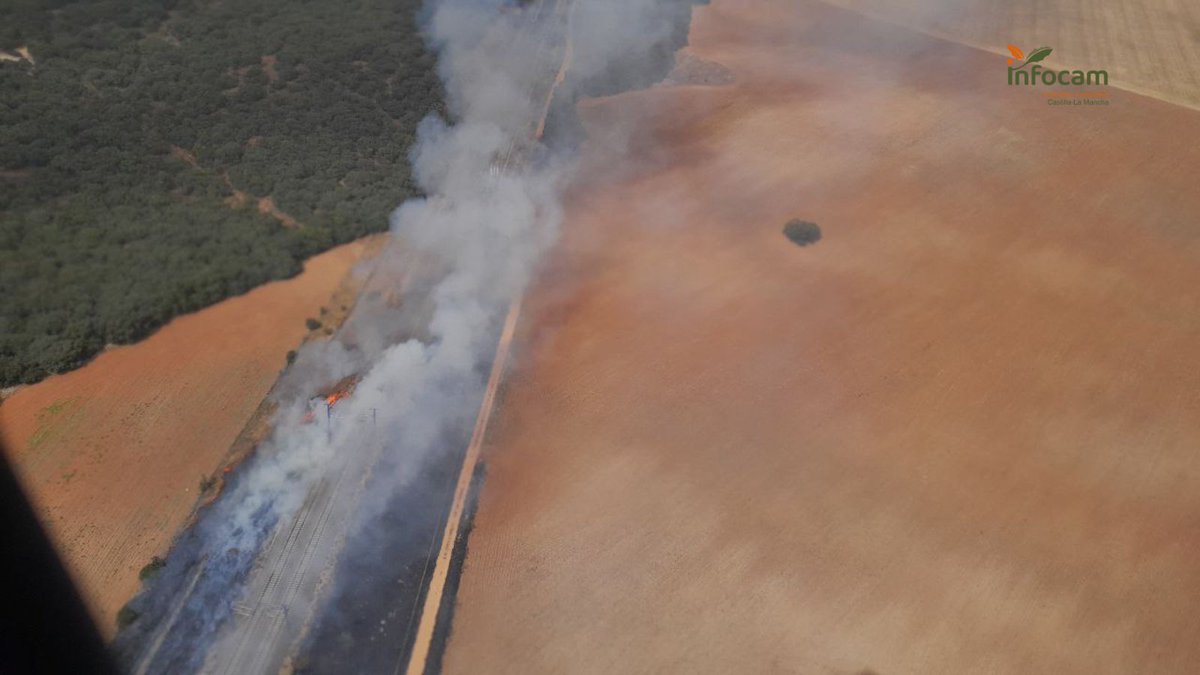 🔥 ACTIVO #IFYebes en #Guadalajara. En la zona, #INFOCAM de <a href="/gobjccm/">Gobierno de Castilla-La Mancha</a> con:

🚁 2 medios aéreos
🚚 6 medios terrestres
👥 34 efectivos #BBFF #AAMM

Contra los #IIFF #ActuaresProteger
ℹ️goo.su/61BCz