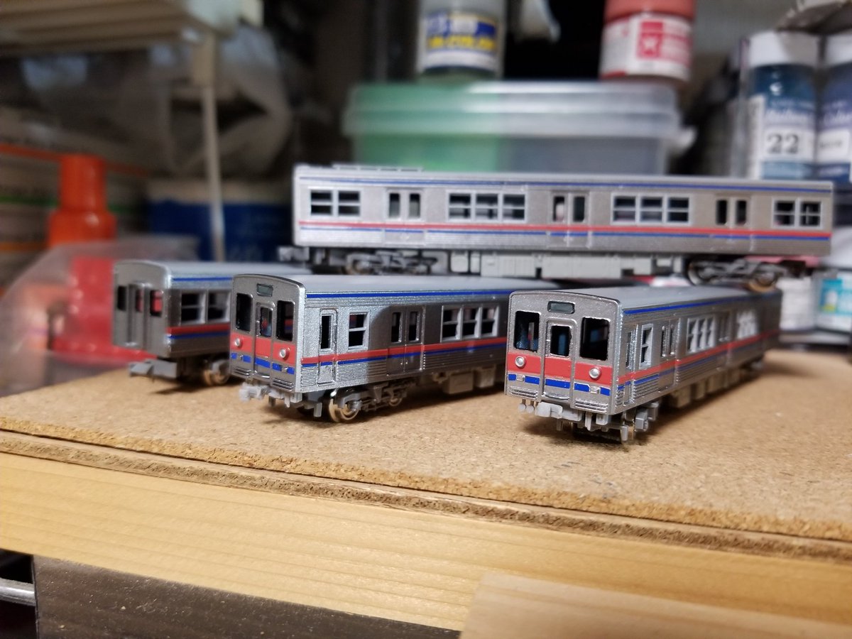 京成3500の続きです。
窓枠の塗装と前面、妻面のHゴムへの色入れが終わり、車体の塗装は終了としました。
台車の加工とダミーカプラーの取付も完了しました。
ナンバーや方向幕の入手ができなかったので、このまま土日に床板を塗装して完成まで持ちこみたいです。
#開運京成キット大会
#経過