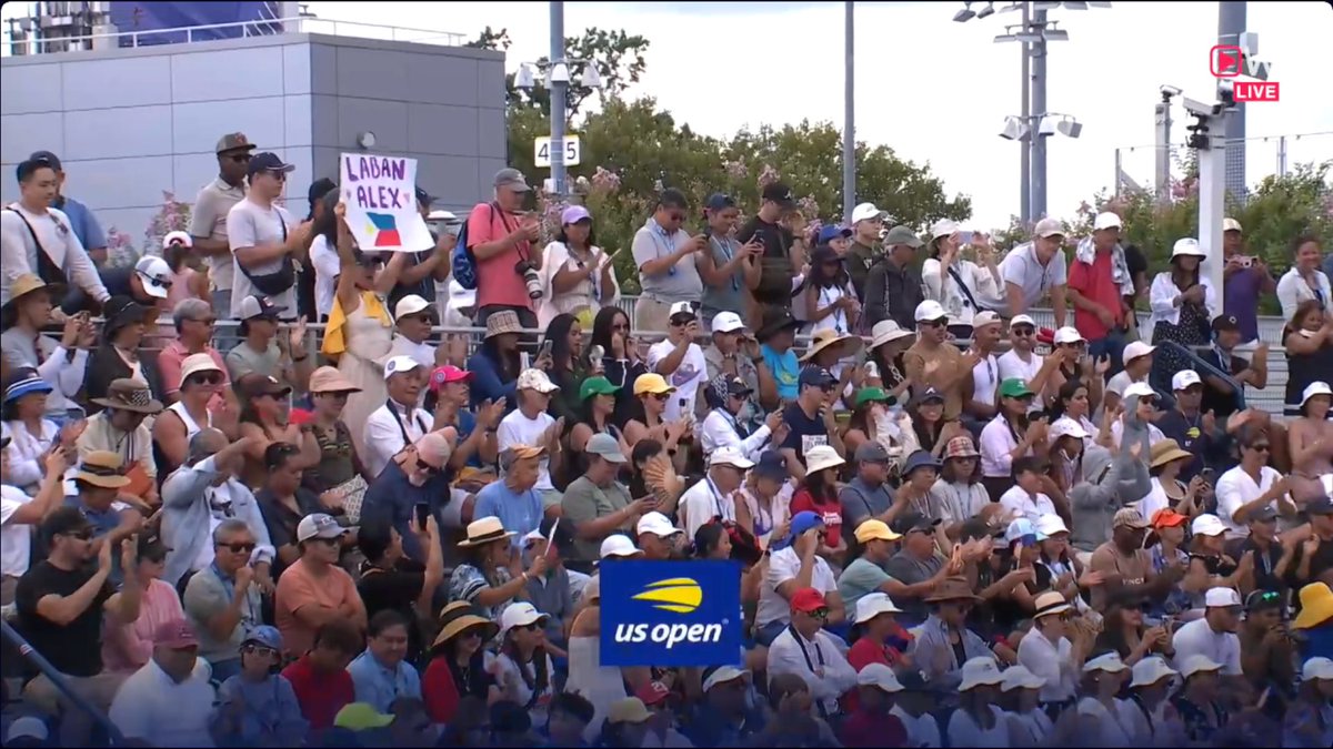 PARANG HOMECOURT 🇵🇭

Some Filipino fans show up to support our tennis ace Alex Eala in her second round match at the US Open against Cristina Bucsa of Spain.

#AlexEala #USOpen

📸 Screengrab/SPOTV Now