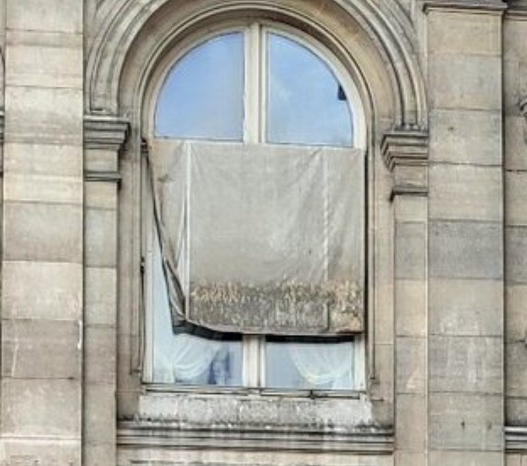 Store de l'Hôtel de Ville de la capitale de la France. Août 2025.