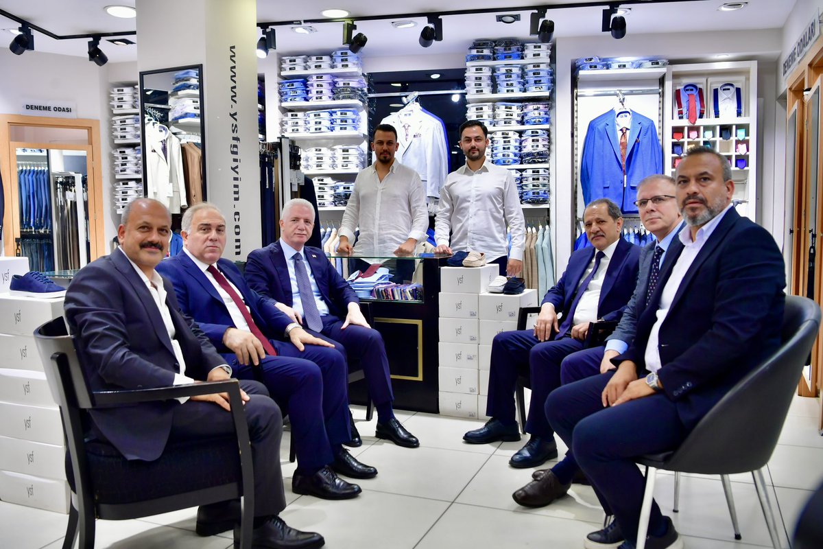 İstanbul Valimiz Sn. Davut Gül, İstanbul Emniyet Müdürümüz Sn. Selami Yıldız ve Fatih İlçe Kaymakamımız Sn. Cafer Sarılı ile Fatih'imizin sokaklarındayız.

Selamlarını, muhabbetlerini eksik etmeyen tüm hemşehrilerime teşekkür ederim.

Akşamımız hayırlı olsun.

📍Fevzipaşa Caddesi