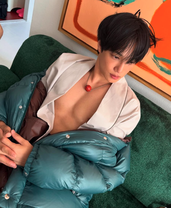 AboutMusicYT's tweet photo. Kai of EXO sits in newly shared photos. https://t.co/IqzBwdZd4M