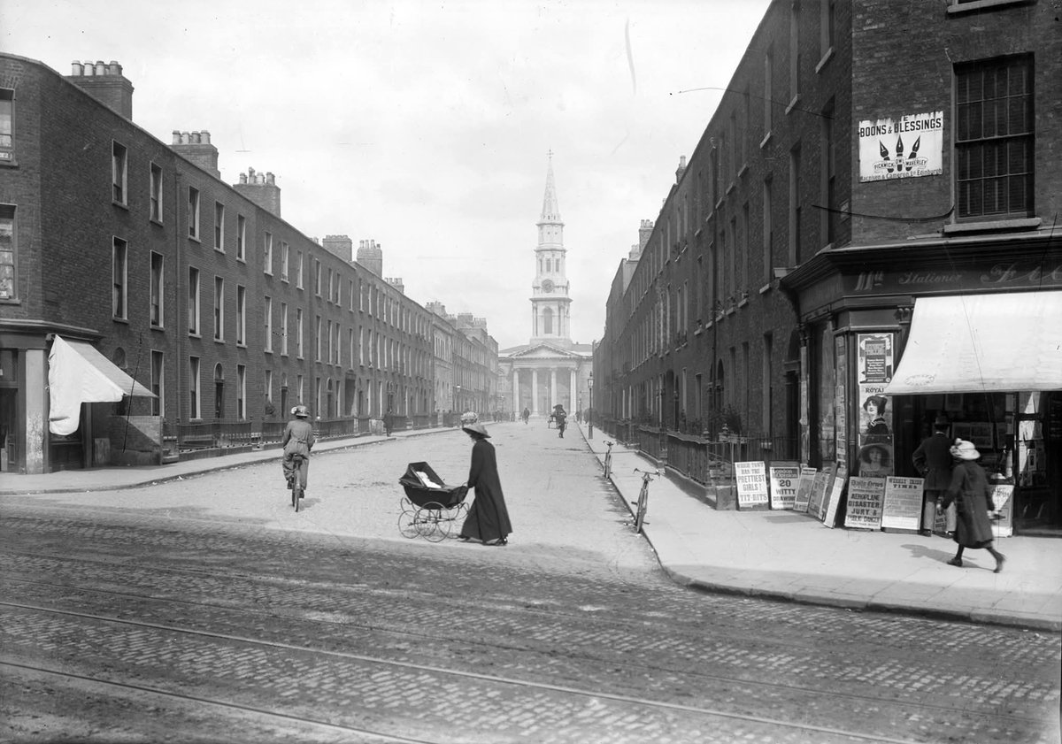 The junction of North Frederick Street and Hardwicke Street - Circa 1912.

The headlines on the sandwich boards include "Aeroplane Disaster" and "Which town has the prettiest girls"...

Photo from: The National Library of Ireland