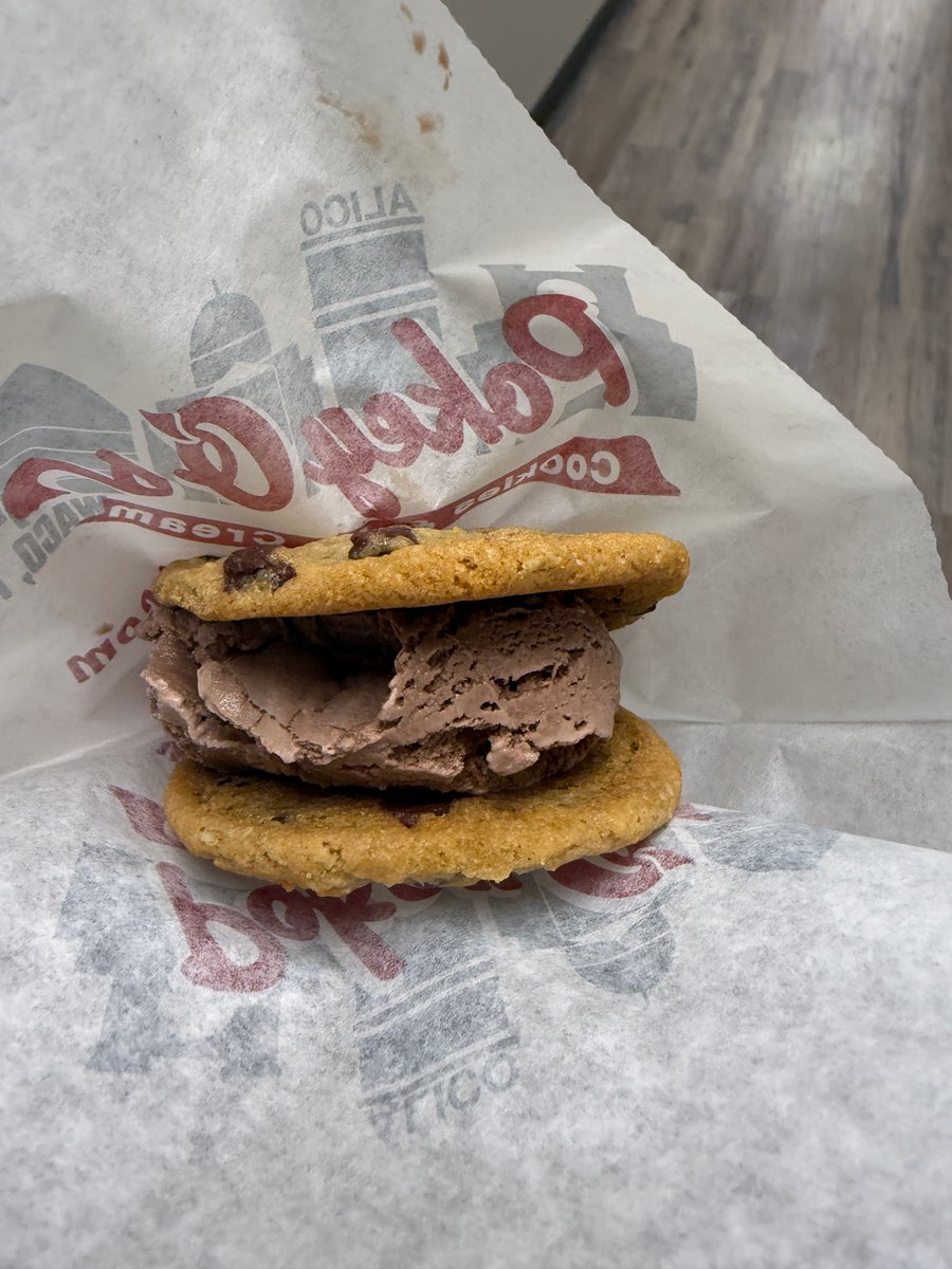 Divprodev's tweet image. Thanks, Pokey O's Cookies and Ice Cream, for stopping by and treating us to ice cream sandwiches!  😋