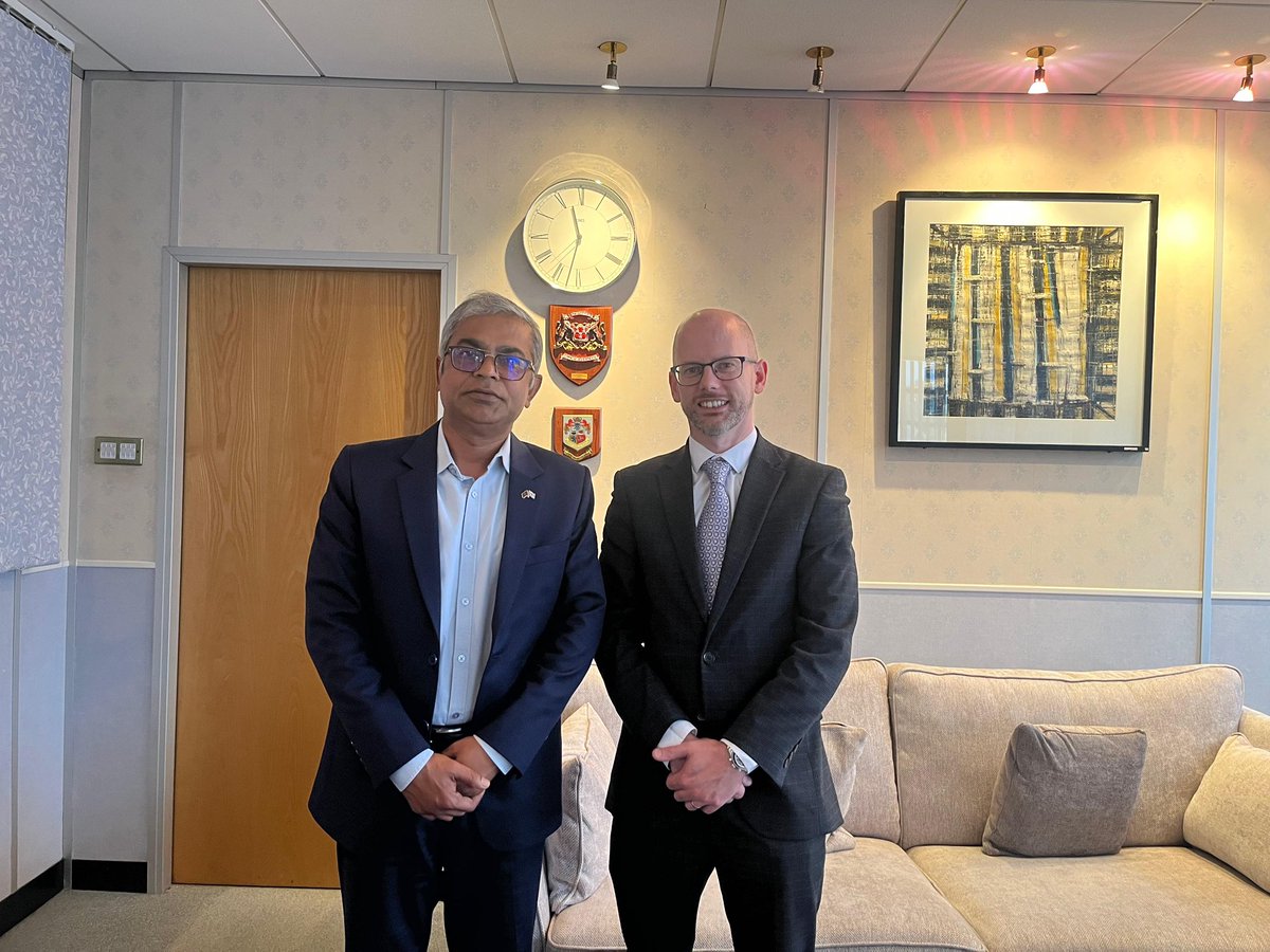 Delighted to receive the newly arrived Consul General of the Republic of Ireland at our office. The AHC extended a warm welcome to the Irish CG and discussed issues of mutual interest.