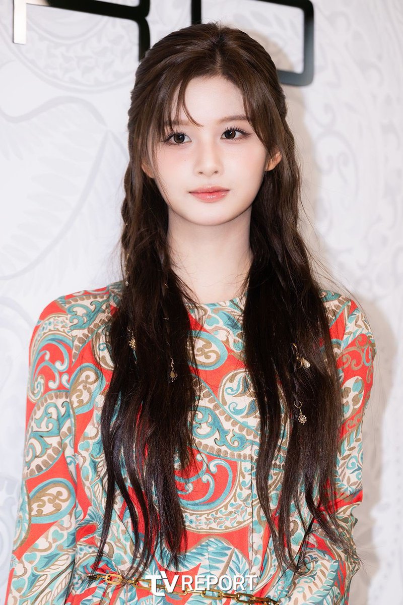 yoonaoftheday's tweet photo. SULLYOON in ETRO Stretch sable mini dress with paisley motif — Fall Winter 2025-26 collection by Marco De Vincenzo

#Etro #EtroFW25 #EtroMagma #에트로
#SULLYOON #설윤
#NMIXX #엔믹스 @NMIXX_official https://t.co/sWAzKujBeX