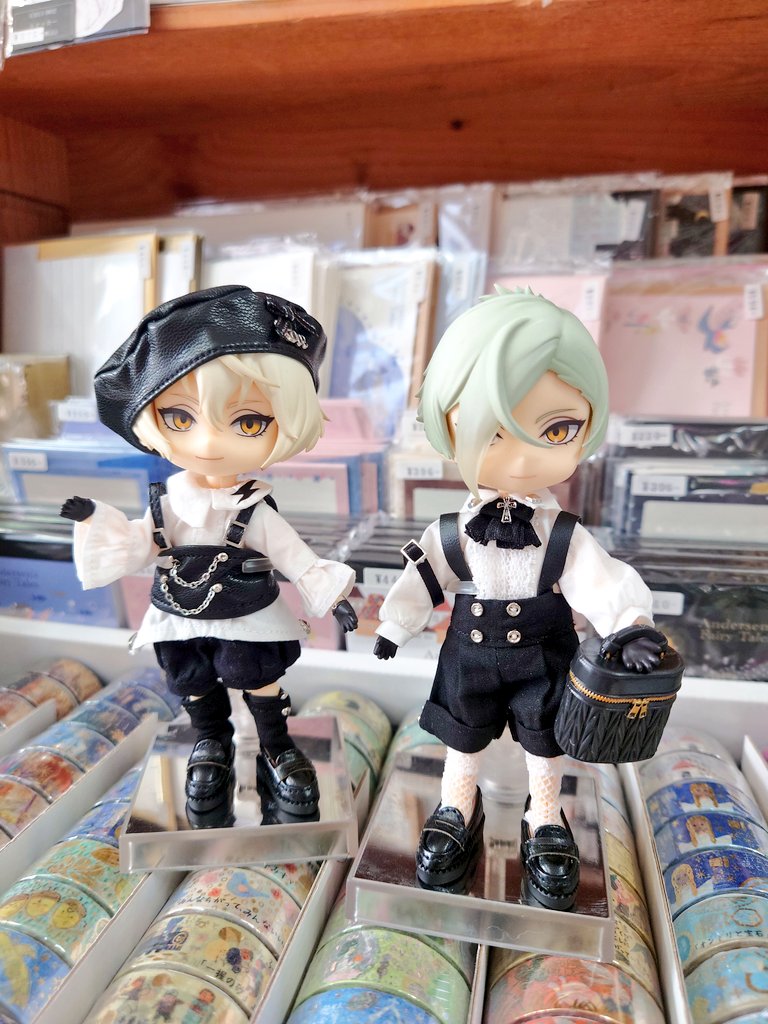 etoile_vierge's tweet photo. 誘われて軽い気持ちで行った江おんすていじ ぜっぷつあー りぶうとの帰りに、好きなドールメーカーさんが過去に限定発売した髭切(2nd.ハンド)に出会って運命を感じてしまい、レスキューしてリペアしてたらどっぷり源氏沼。20年来のドール者なのでねんどろいど、ねんどろいどどーる、もち、ぬい色々。 https://t.co/jEO7M7BZVT