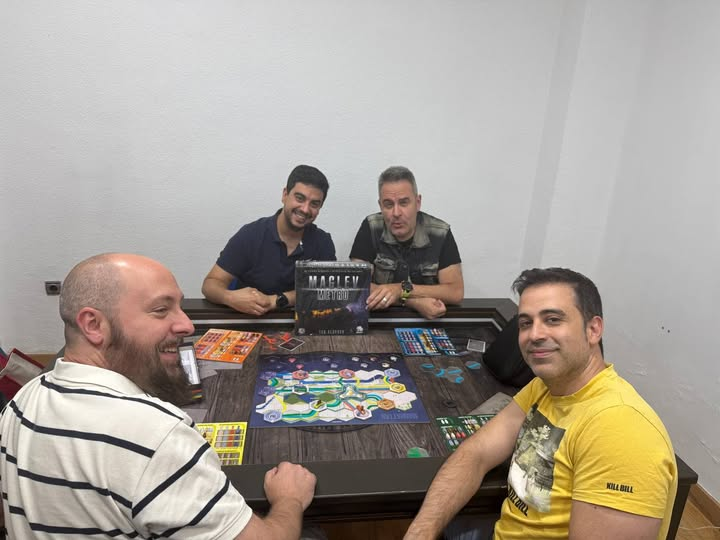 En #LaAlcazaba nos encanta subirnos al tren del futuro… 
pedazo de partida a #MaglevMetro, un euro elegante y eficiente diseñado por Ted Alspach (#Suburbia) de la mano de <a href="/malditogames/">maldito games</a>. Buenos ratos con compañeros. Edu te esperamos de vuelta pronto !!💛