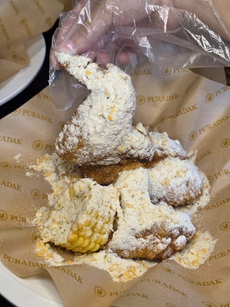 henmuntookdee's tweet photo. นี่ขับผ่านมานานไม่เคยรู้เลยว่าไก่ทอดร้านนี้อร่อยมากกกกแบบมากๆๆๆ คือเนื้อฉ่ำจริงไม่แห้งเลยอ่ะ ละแป้งโคตรกรอบ เห็นสกายเป็นพซต เลยแวะไปลอง รสที่เคลือบผงsweet cornคือสุดละ🥹 พิกัดpuradakเลย สูตรเกาหลีจริง https://t.co/Qr3yCVvEAL