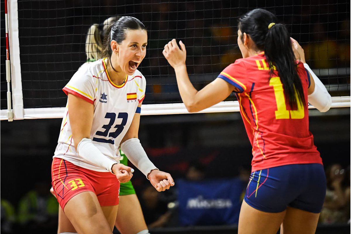 Anoche, <a href="/Mariasegura16/">Maria Segura</a> contaba esto en <a href="/OndaCero_es/">Onda Cero</a> "va a ser mi retirada soñada jugando un mundial con el equipo de mi vida" 👇
ondacero.es/programas/radi…
Hoy, la capitana, ha sido la máxima anotadora del partido (17) en la primera victoria de 🇪🇸 en un mundial 
BRAVA 👏👏👏