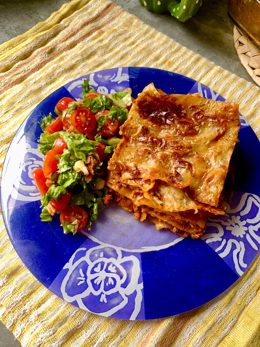 El problema con la desinformación sobre las dietas vegetales también está en que por no saber cocinar nada más allá de un huevo frito gente crea que comer vegetal y barato es solo comer ensaladas, cuando realmente es comer y cocinar lo de siempre pero sin animales de por medio