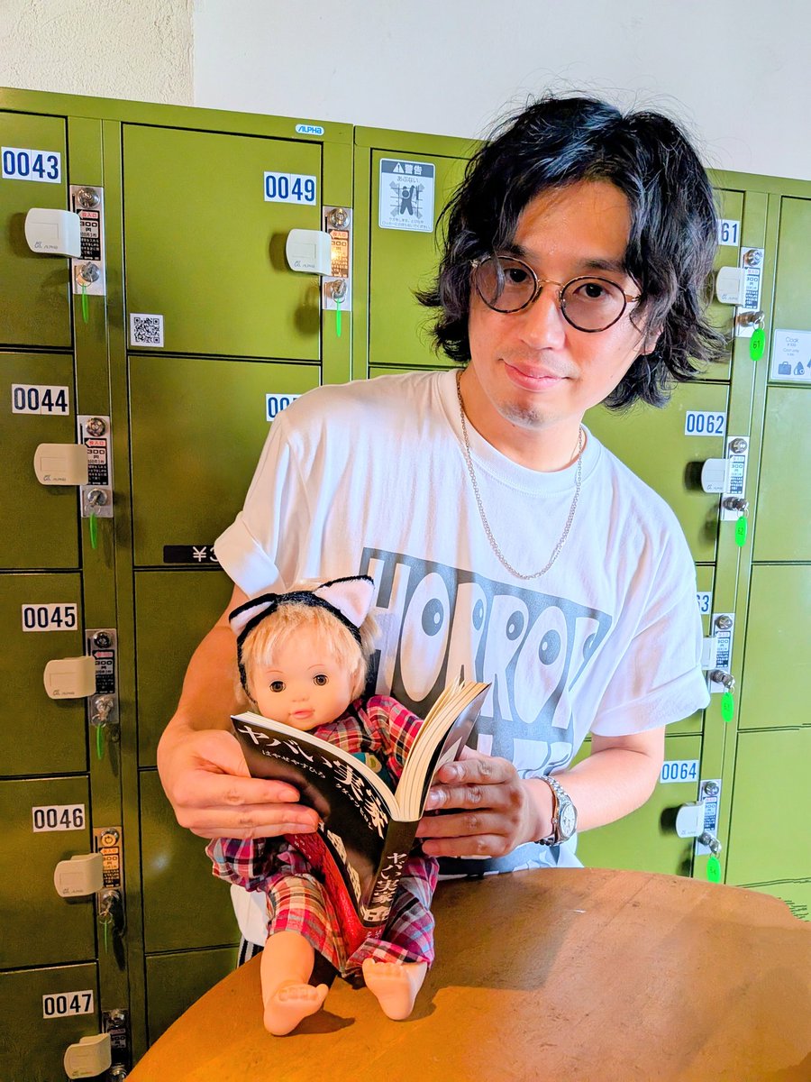 #ホラフェス　にて
#クダマツヒロシ　さんが
ミーちゃんと読んでいるのは
#ヤバい実家　だよ！
#はやせすひろ